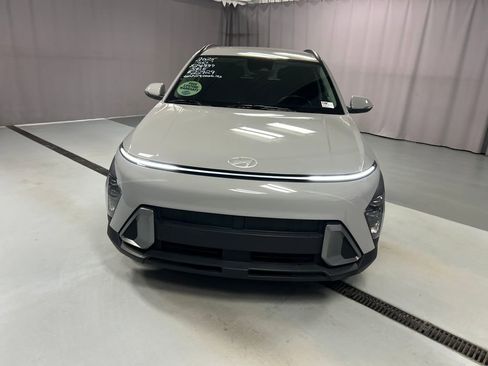 Used 2025 Hyundai Kona SEL image 2