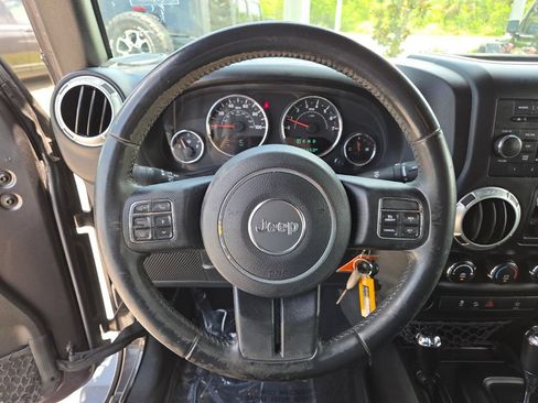 Used 2017 Jeep Wrangler Unlimited Sahara w/ Connectivity Group AWD/4WD image 33