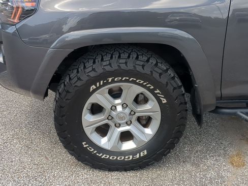 Used 2015 Toyota 4Runner SR5 AWD/4WD image 10