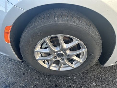 Used 2024 Chrysler Pacifica Touring-L image 14