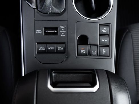 Used 2024 Toyota Highlander LE AWD/4WD image 30