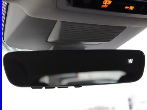 Used 2025 Volkswagen Tiguan SE image 43