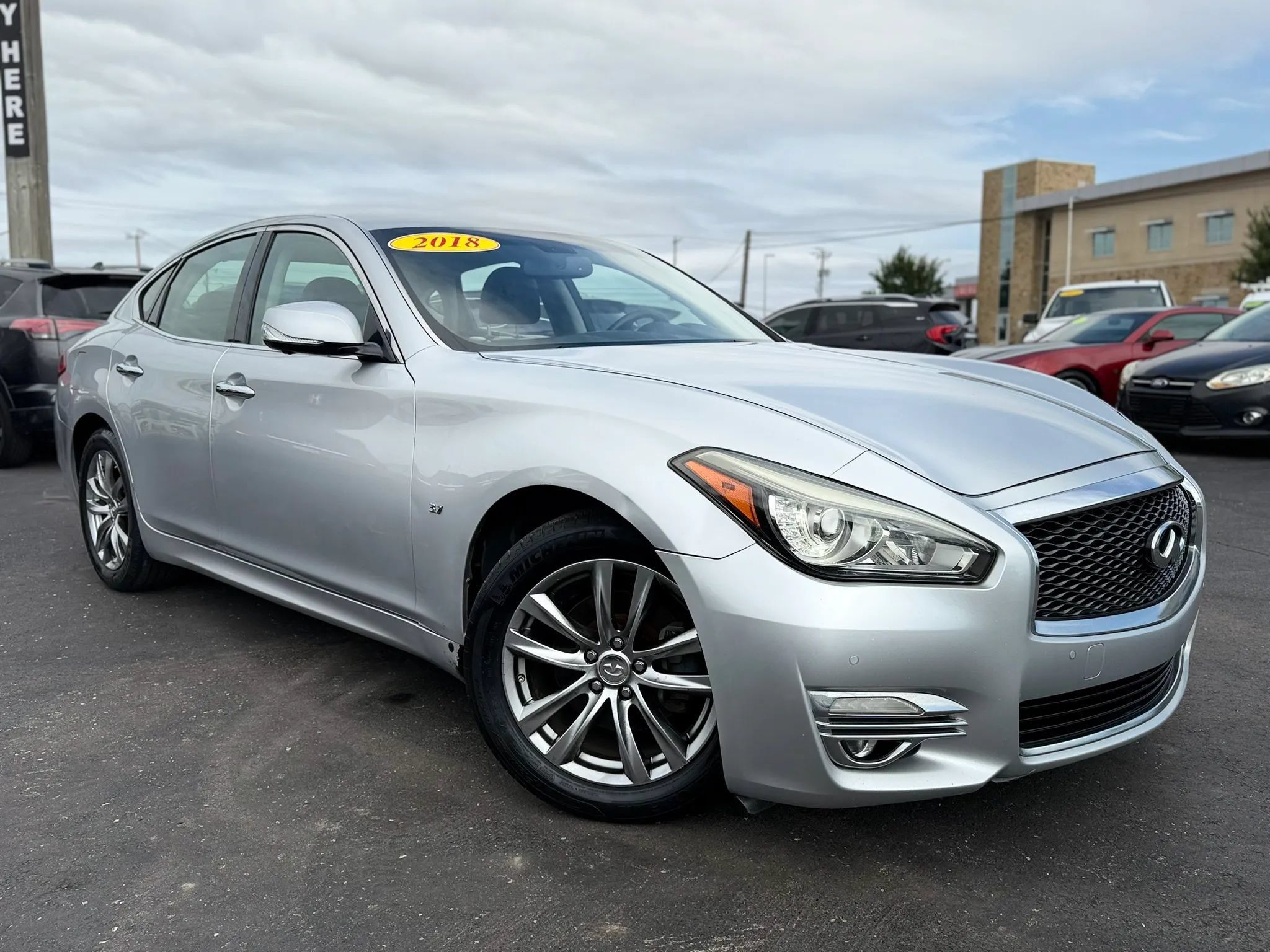 Used 2018 INFINITI Q70 Luxe RWD image 2