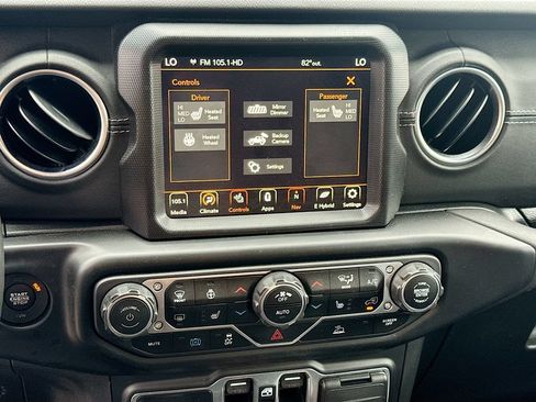 Used 2023 Jeep Wrangler Unlimited Sahara w/ Cold Weather Group AWD/4WD image 17