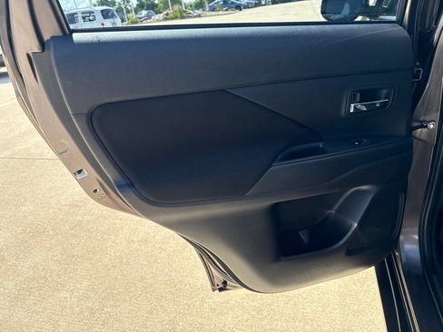 Used 2016 Mitsubishi Outlander SE AWD/4WD image 18