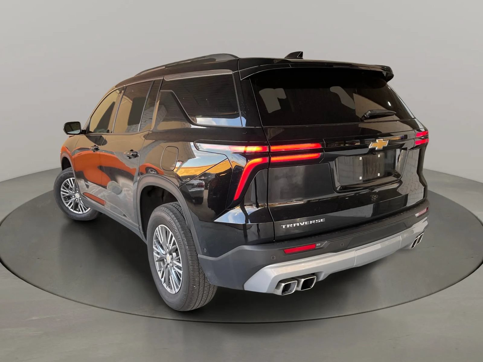 Used 2025 Chevrolet Traverse LT w/ Enhanced Driving Package FWD image 3