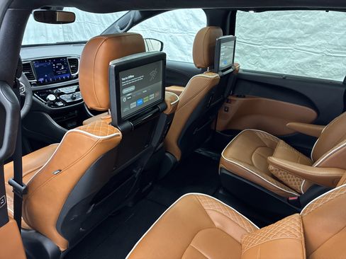 Certified 2025 Chrysler Pacifica Pinnacle w/ Trailer Tow Group AWD/4WD image 15