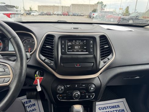 Used 2017 Jeep Cherokee Latitude w/ Cold Weather Group AWD/4WD image 9
