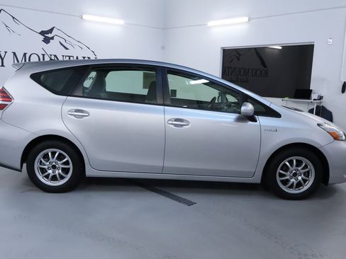 Used 2017 Toyota Prius V Three FWD image 8