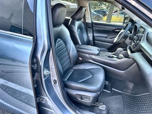Used 2022 Toyota Highlander XLE FWD image 9