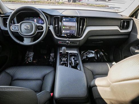 Used 2025 Volvo XC60 B5 Plus image 29