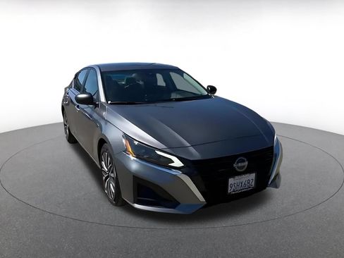 Used 2025 Nissan Altima 2.5 SV FWD image 3