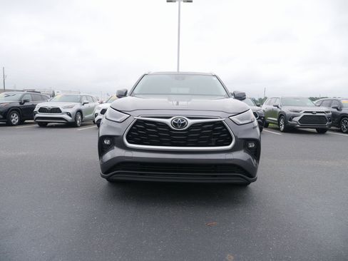 Used 2024 Toyota Highlander XLE image 9