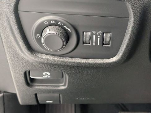 Used 2023 Jeep Grand Cherokee Altitude image 15