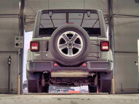 Used 2018 Jeep Wrangler Unlimited Sahara AWD/4WD image 8