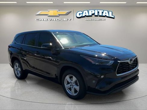 Used 2024 Toyota Highlander LE FWD image 7