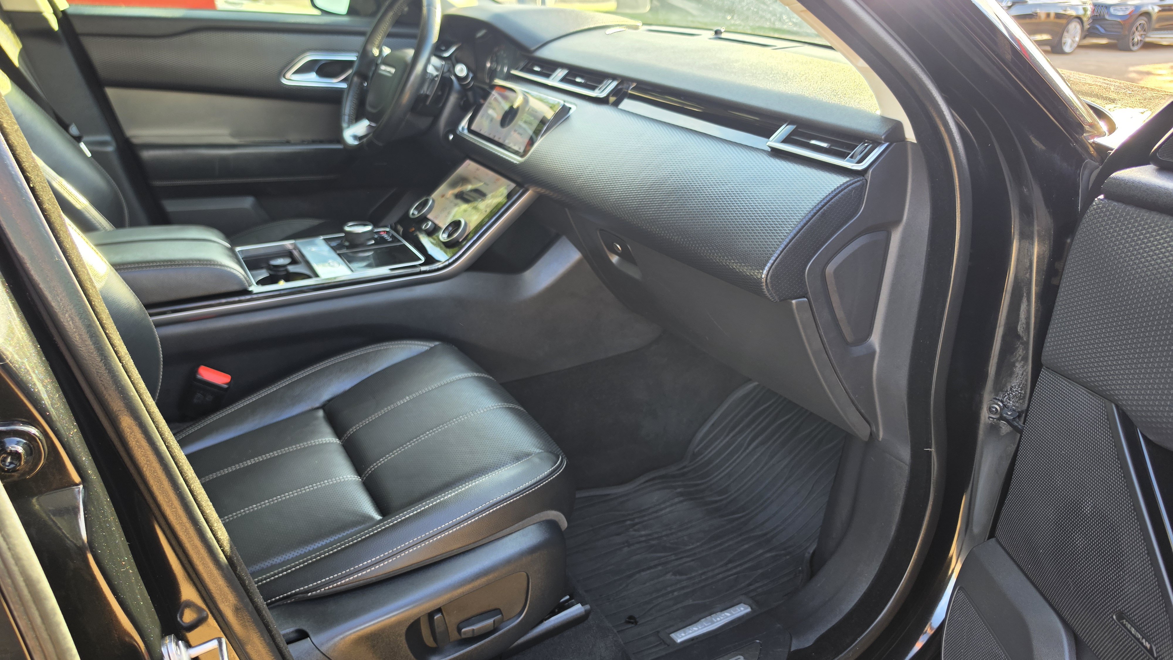 Used 2018 Land Rover Range Rover Velar S AWD/4WD image 31