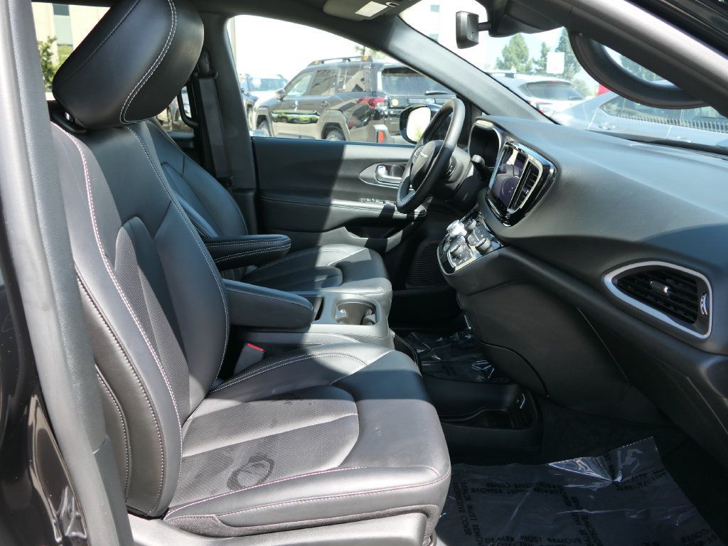 Used 2025 Chrysler Voyager LX FWD image 25