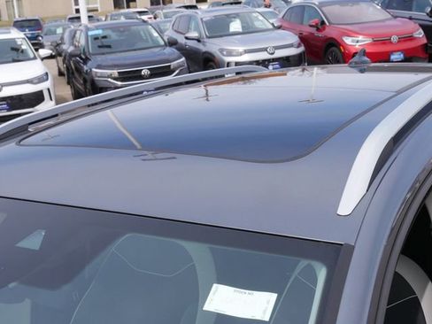 Used 2025 Volkswagen Taos SE AWD/4WD image 11