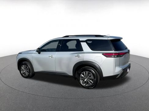 Used 2025 Nissan Pathfinder SV image 10