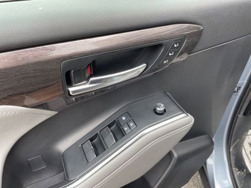 Used 2020 Toyota Highlander Limited AWD/4WD image 25