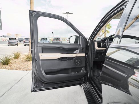 Used 2024 Ford Expedition Limited image 15