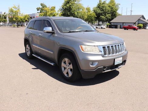 Used 2013 Jeep Grand Cherokee Overland w/ Advance Technology Group AWD/4WD image 3