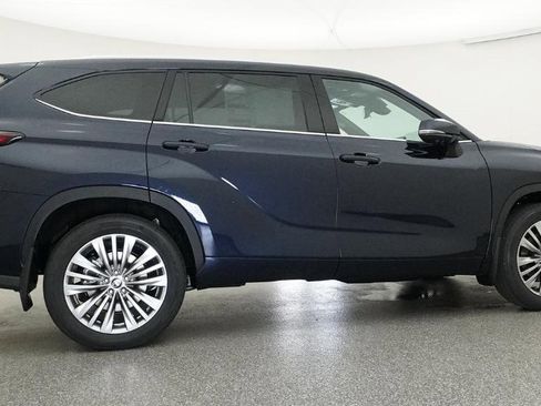 New 2026 Toyota Highlander Platinum AWD/4WD image 6