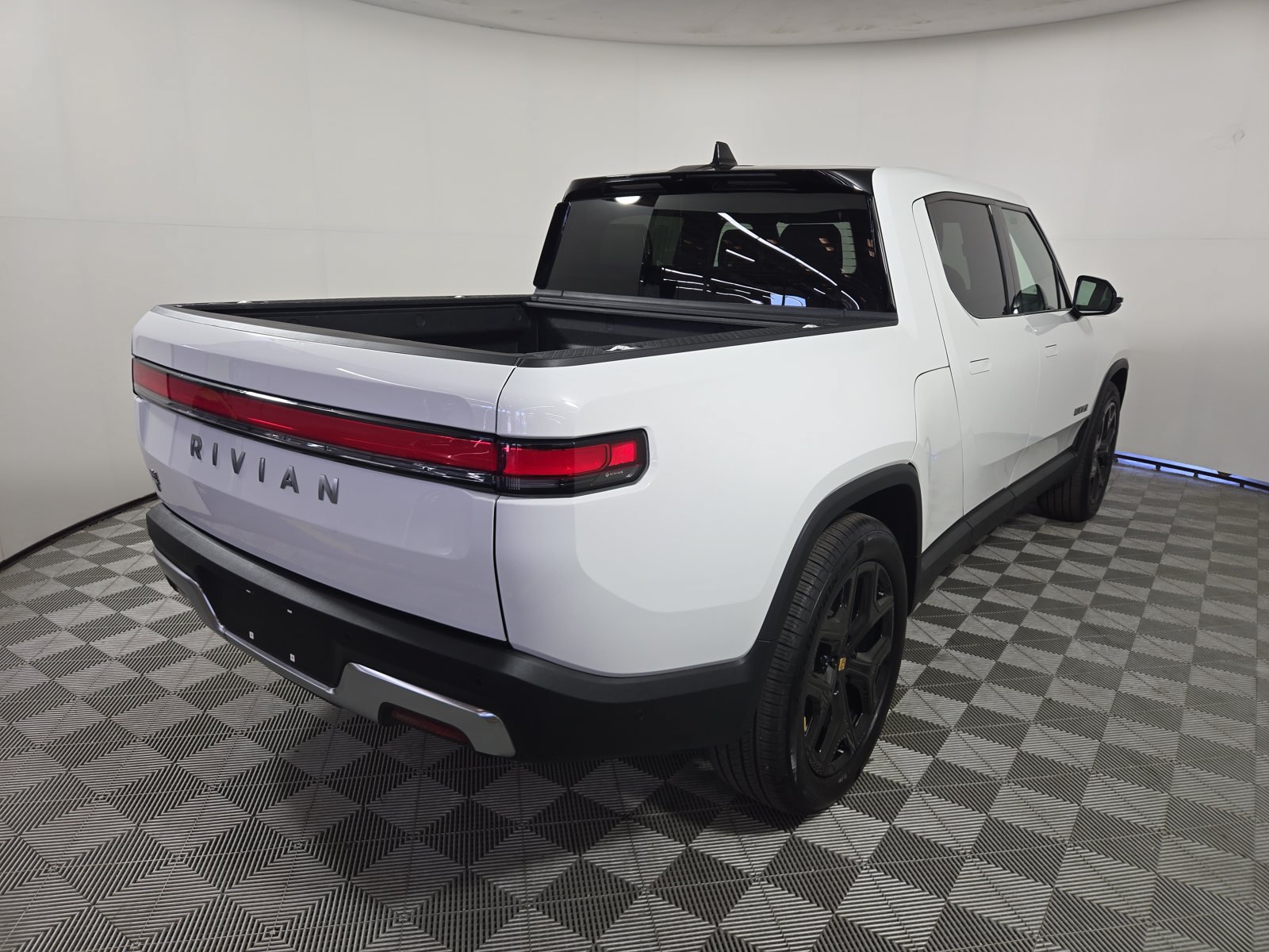 Used 2025 Rivian R1T Adventure Dual AWD/4WD image 5