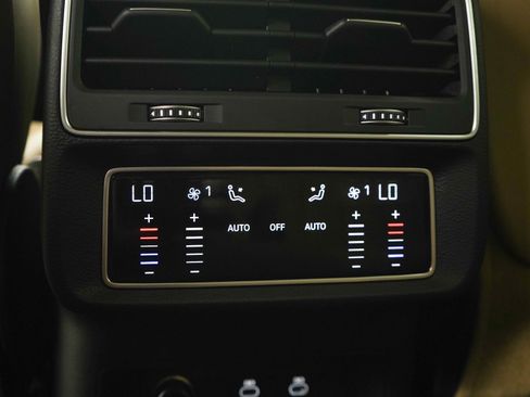 Used 2022 Audi Q8 Premium Plus w/ Premium Plus Package AWD/4WD image 16