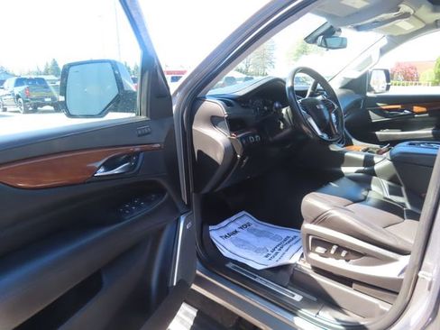 Used 2020 Cadillac Escalade Premium Luxury w/ Escalade Sport Edition AWD/4WD image 18