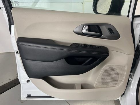 Used 2024 Chrysler Pacifica Touring-L FWD image 28