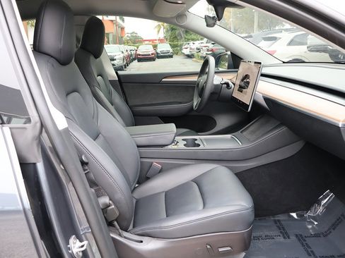 Used 2023 Tesla Model Y Long Range image 31