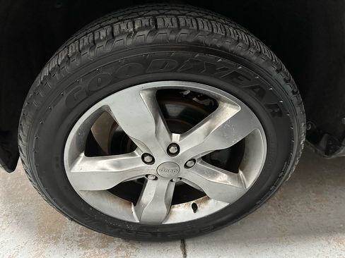 Used 2013 Jeep Grand Cherokee Overland w/ Advance Technology Group image 26