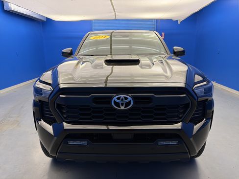 Used 2024 Toyota Tacoma TRD Sport w/ TRD Sport Upgrade Package AWD/4WD image 3