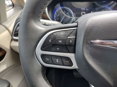 Used 2023 Chrysler Pacifica Limited FWD image 25