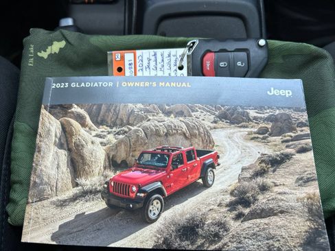 Used 2023 Jeep Gladiator Mojave AWD/4WD image 35