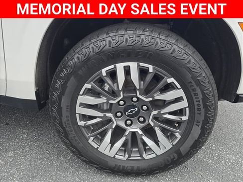 Certified 2025 Chevrolet Suburban Z71 AWD/4WD image 32