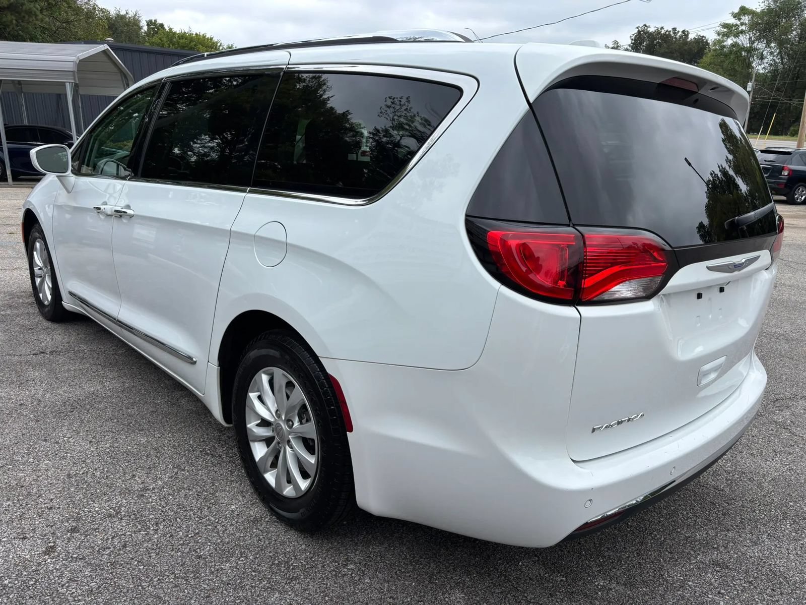Used 2018 Chrysler Pacifica Touring-L FWD image 5