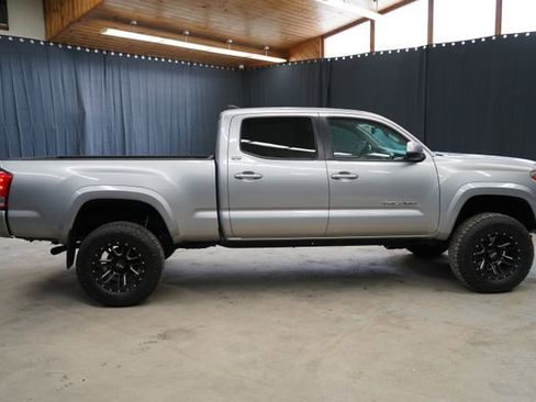 Used 2017 Toyota Tacoma SR5 AWD/4WD image 8