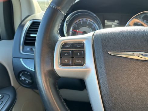 Used 2016 Chrysler Town & Country Touring image 8