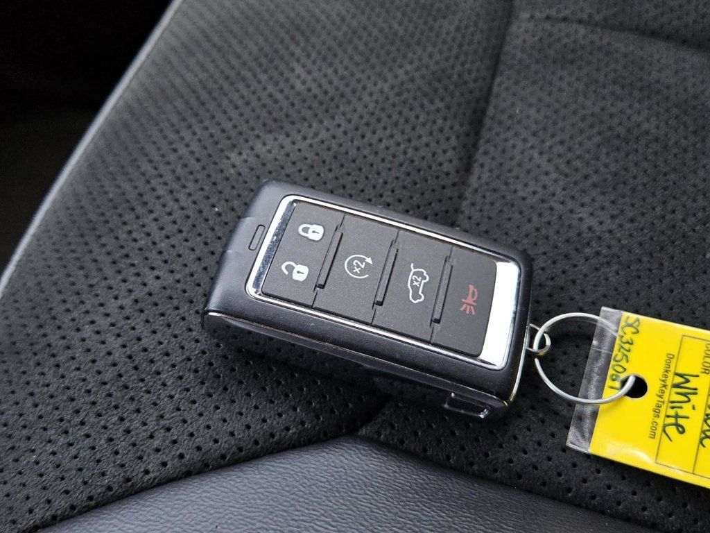 Used 2025 Jeep Grand Cherokee Altitude AWD/4WD image 46