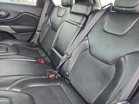 Used 2019 Jeep Cherokee Latitude Plus w/ Comfort/Convenience Group AWD/4WD image 19