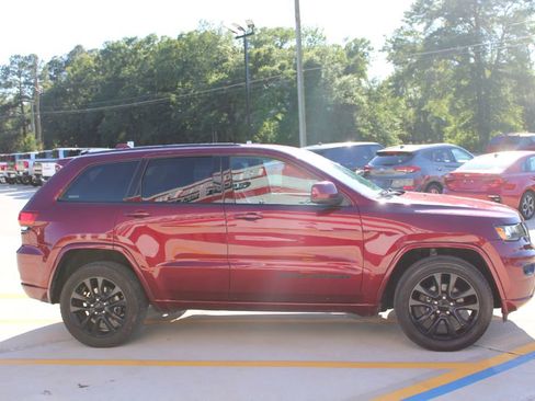 Used 2017 Jeep Grand Cherokee Altitude AWD/4WD image 3