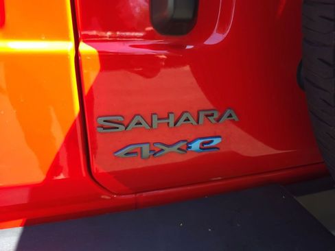 Used 2025 Jeep Wrangler Unlimited Sahara AWD/4WD image 9