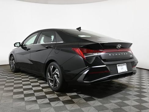 Used 2024 Hyundai Elantra Limited FWD image 9