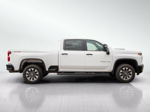 Used 2022 Chevrolet Silverado 2500 Custom w/ Custom Value Package AWD/4WD image 6