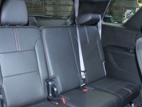 Used 2023 Chevrolet Traverse RS image 16