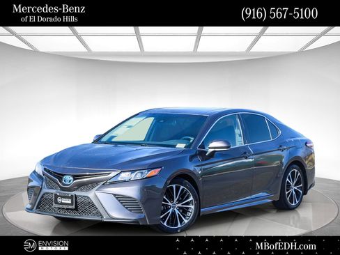 Used 2020 Toyota Camry SE w/ Sunroof Package image 1