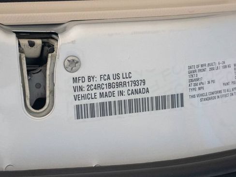 Used 2024 Chrysler Pacifica Touring-L FWD image 32